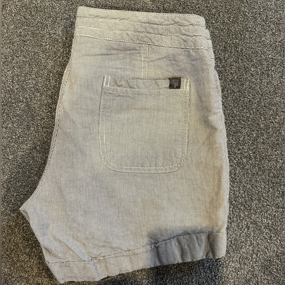 The North Face Striped Shorts - Picture 2 of 3